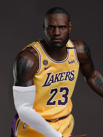 NBA Real Masterpiece LeBron James (Lakers Home) 1/6 Scale Figure Gallery Image 2
