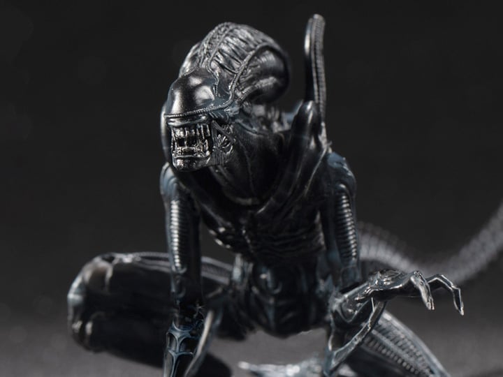Aliens Alien Warrior (Crouching) 1:18 Scale PX Previews Action Exclusive Figure Gallery Image 1