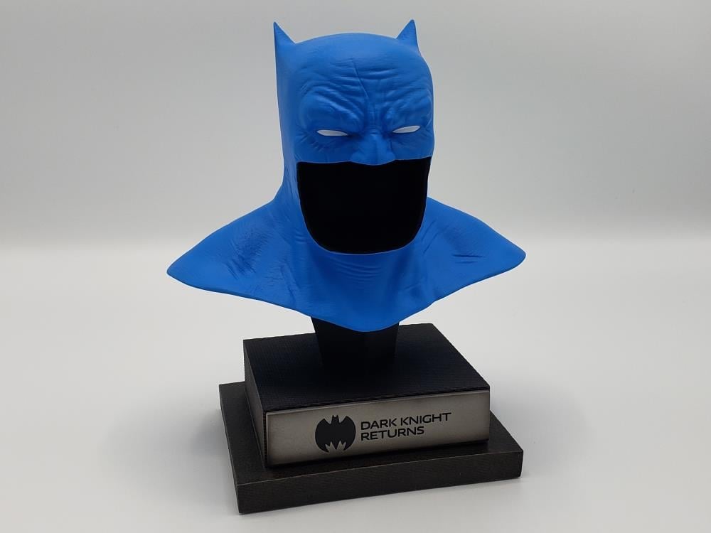 The Dark Knight Returns DC Gallery Batman Cowl (Electric Blue Ver.) 1/2 Scale Limited Edition Japan Exclusive Replica Gallery Image 3