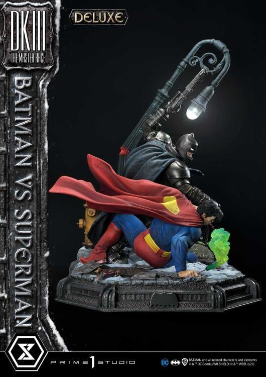 Batman: The Dark Knight Returns Ultimate Diorama Masterline Batman vs. Superman (Deluxe) 1/3 Scale Limited Edition Statue (With Bonus) Gallery Image 8