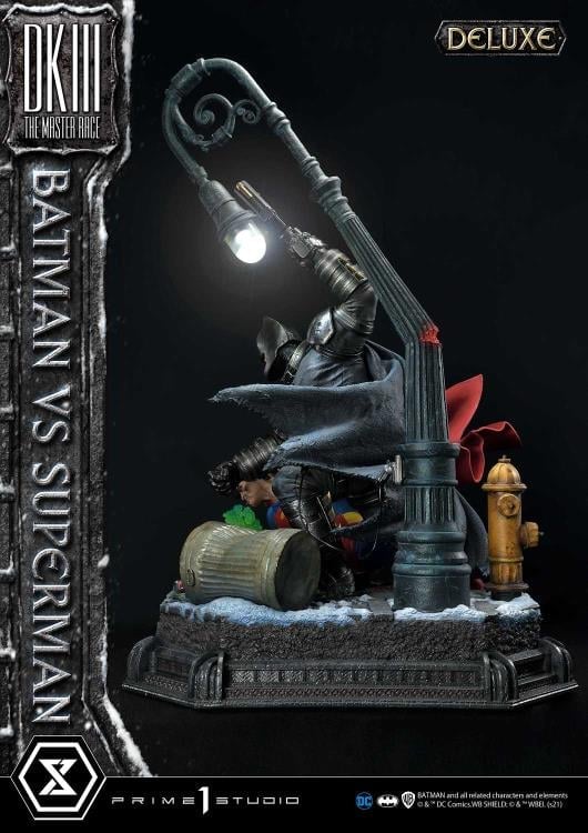 Batman: The Dark Knight Returns Ultimate Diorama Masterline Batman vs. Superman (Deluxe) 1/3 Scale Limited Edition Statue (With Bonus) Gallery Image 7