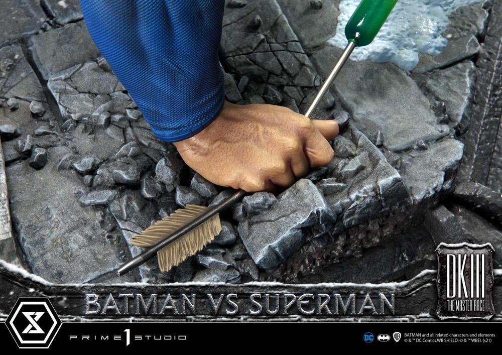 Batman: The Dark Knight Returns Ultimate Diorama Masterline Batman vs. Superman (Deluxe) 1/3 Scale Limited Edition Statue (With Bonus) Gallery Image 66