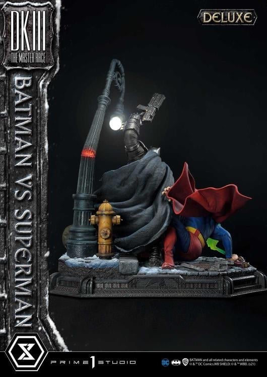 Batman: The Dark Knight Returns Ultimate Diorama Masterline Batman vs. Superman (Deluxe) 1/3 Scale Limited Edition Statue (With Bonus) Gallery Image 9