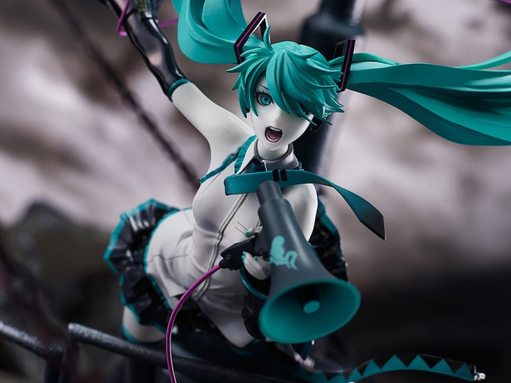 Vocaloid Hatsune Miku: Love is War (Refined Ver.) 1/8 Scale Figure & Good Smile Company 20th Anniversary Book Set Gallery Image 1