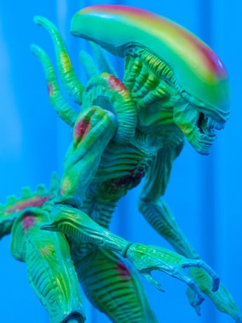 Alien vs. Predator Alien Warrior (Thermal Vision) 1:18 Scale PX Previews Exclusive Figure Gallery Image 2