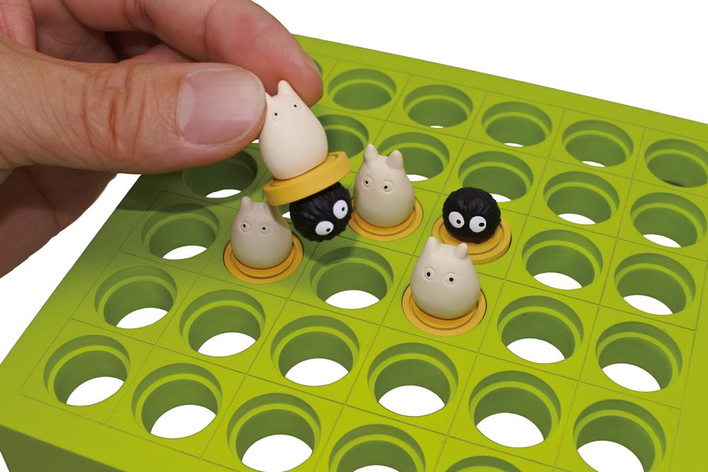 My Neighbor Totoro: Totoro and Kurosuke Reversi Board Game Gallery Image 4