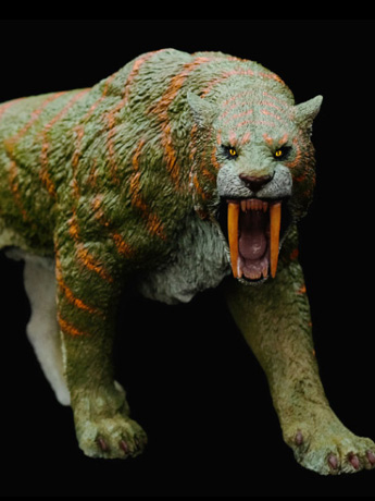 Smilodon Populator "Stray Cat" (VHS Ver.) Deluxe 1:11±1 Scale BBTS Exclusive Limited Edition Replica Gallery Image 2