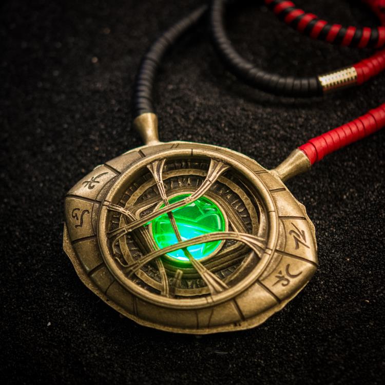 Marvel Doctor Strange Eye of Agamotto Light-Up Pendant Necklace Gallery Image 3