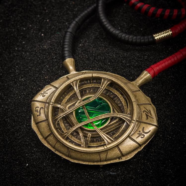 Marvel Doctor Strange Eye of Agamotto Light-Up Pendant Necklace Gallery Image 4