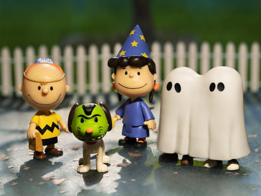 Peanuts ReAction Linus & Lucy Ghost Figure Gallery Image 6