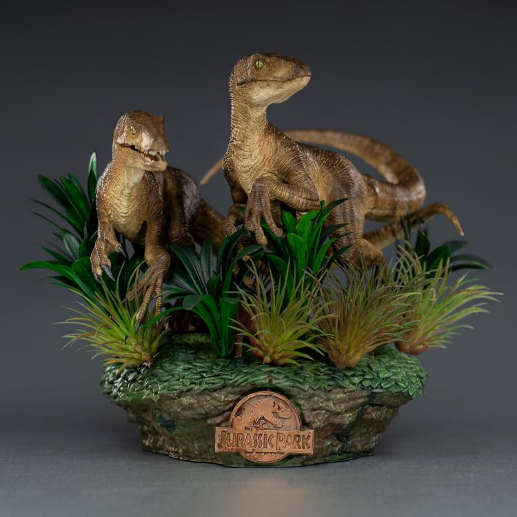 Jurassic Park Just The Two Raptors 1/10 Deluxe Art Scale Limited Edition Statue Gallery Image 4
