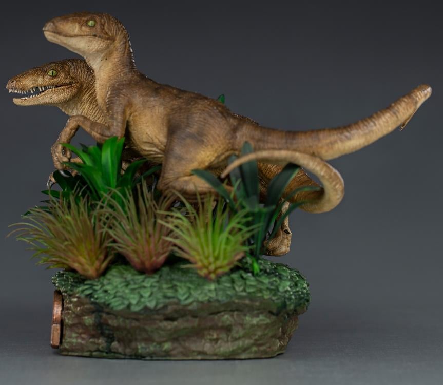 Jurassic Park Just The Two Raptors 1/10 Deluxe Art Scale Limited Edition Statue Gallery Image 7