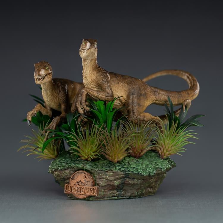 Jurassic Park Just The Two Raptors 1/10 Deluxe Art Scale Limited Edition Statue Gallery Image 8