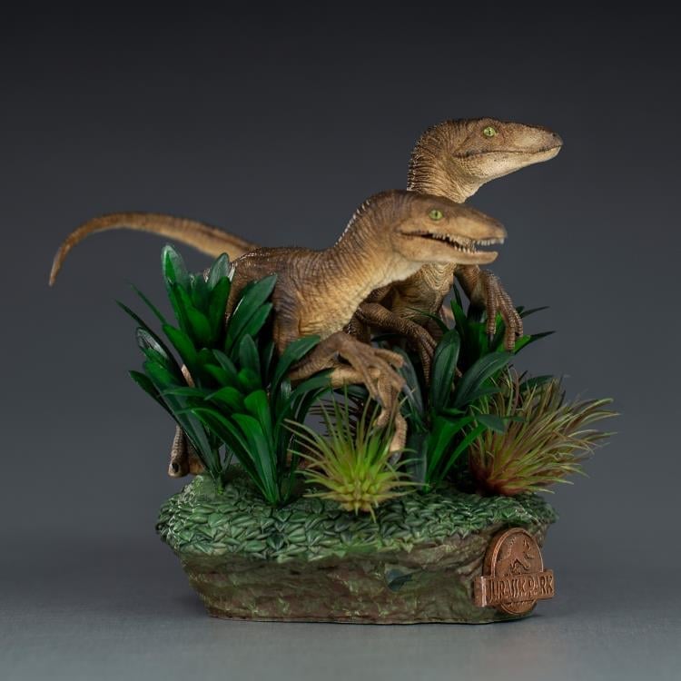 Jurassic Park Just The Two Raptors 1/10 Deluxe Art Scale Limited Edition Statue Gallery Image 5