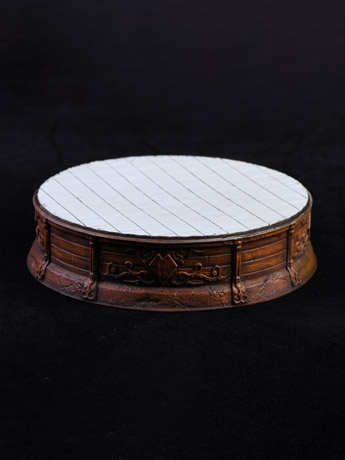 The Queen's Sofa 1/12 Scale Display Base (White) Gallery Image 2
