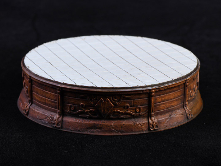 The Queen's Sofa 1/12 Scale Display Base (White) Gallery Image 1