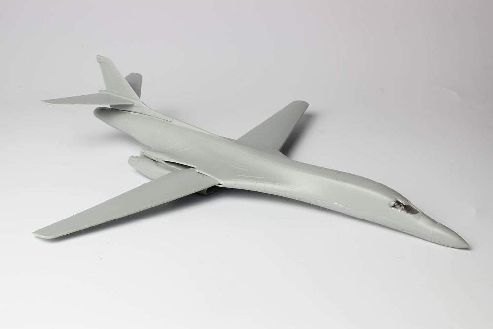 U.S. Air Force Bomber B-1B Lancer Andersen Air Base, Guam 1/144 Scale Model Kit Gallery Image 5