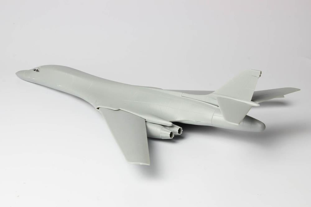 U.S. Air Force Bomber B-1B Lancer Andersen Air Base, Guam 1/144 Scale Model Kit Gallery Image 3
