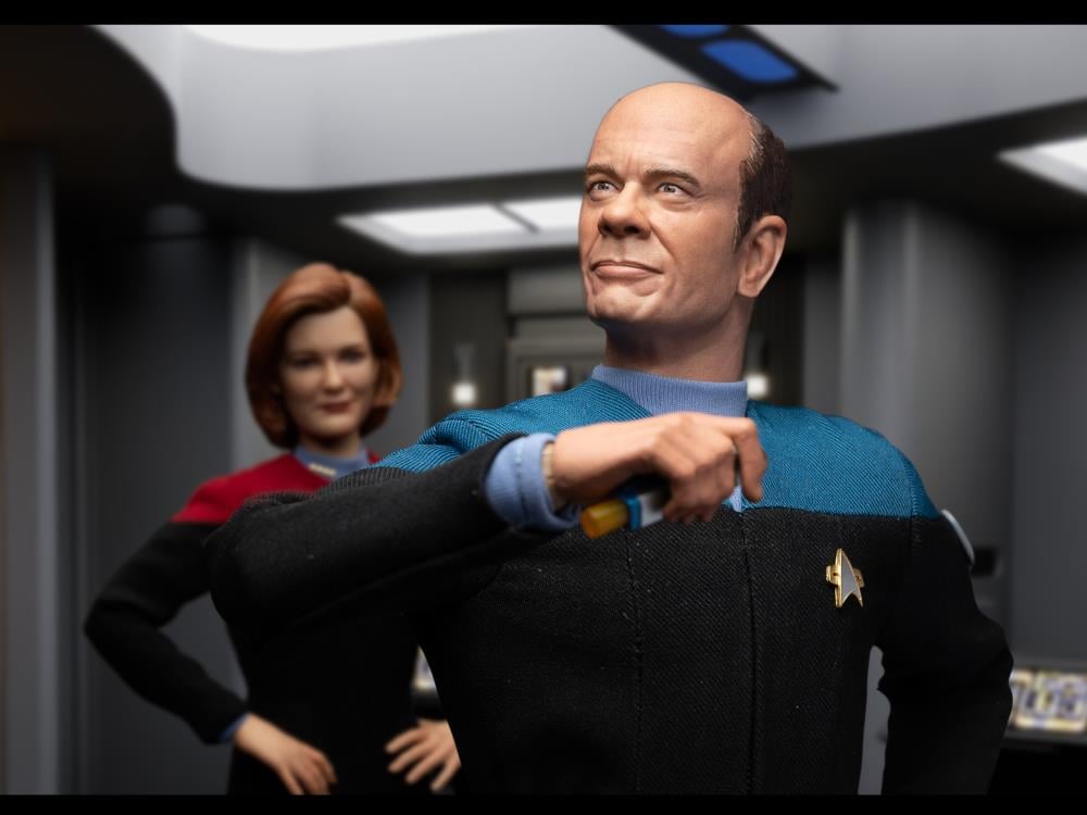 Star Trek: Voyager The Doctor (Emergency Medical Hologram) 1/6 Scale Figure Gallery Image 7