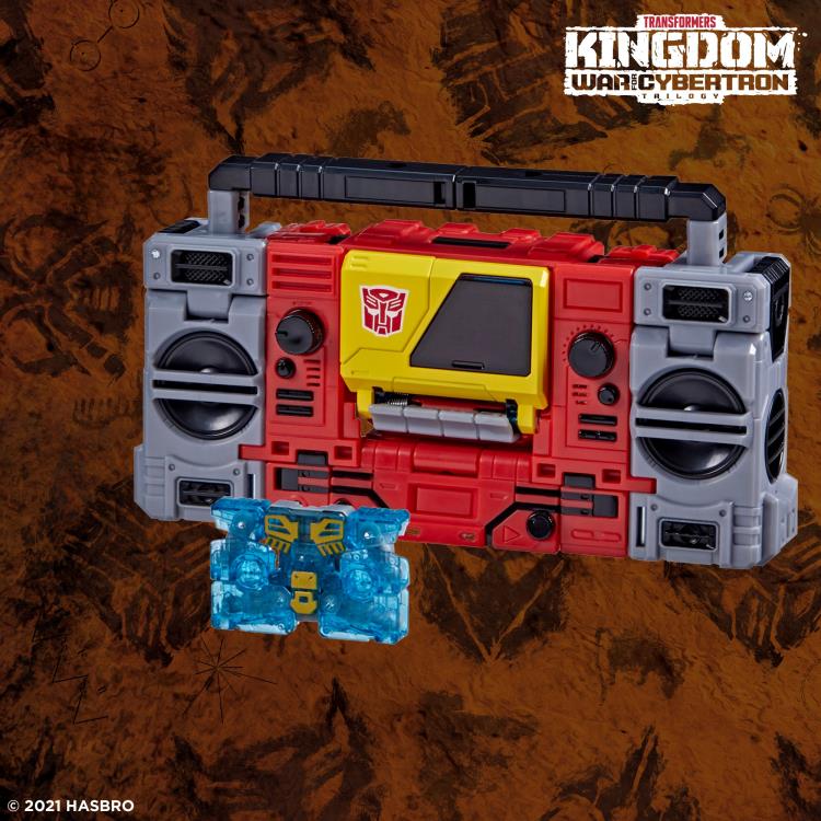 Transformers War for Cybertron: Kingdom Voyager Blaster Gallery Image 6