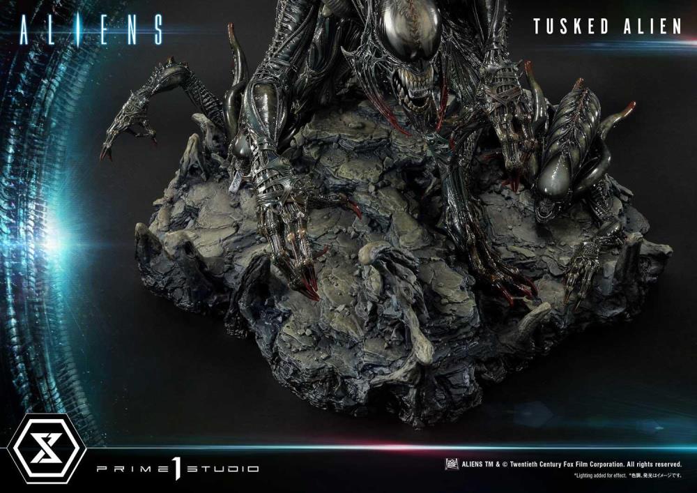 Aliens Premium Masterline Tusked Alien Statue Gallery Image 57