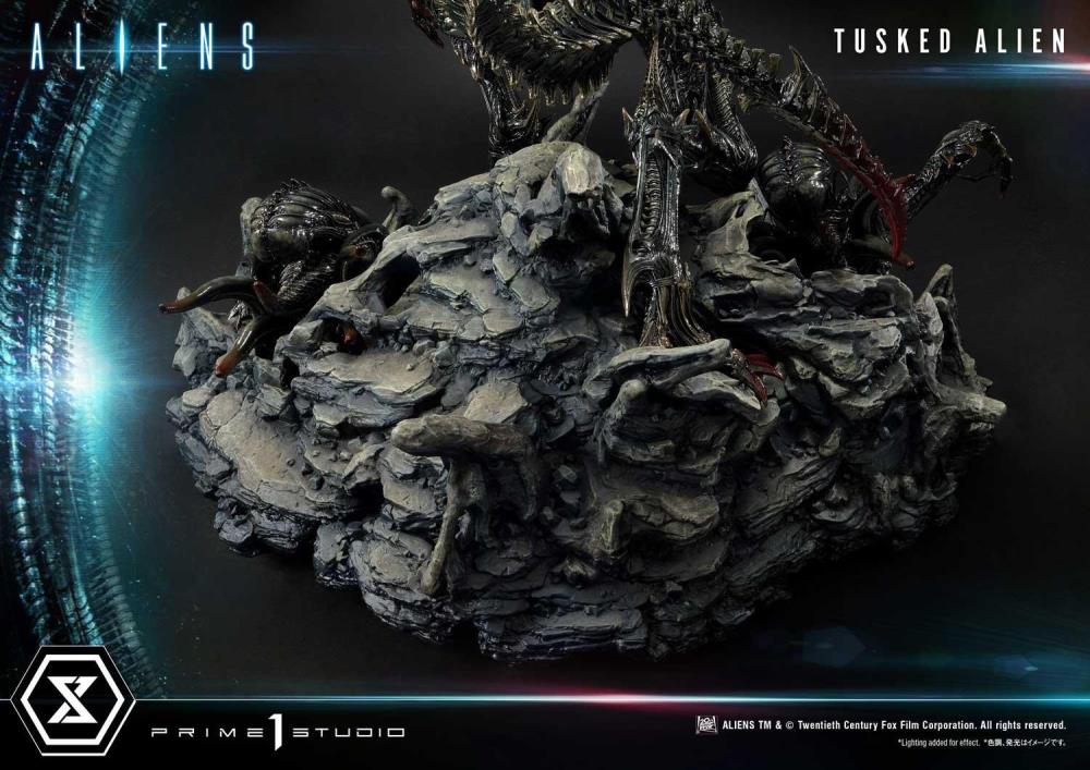 Aliens Premium Masterline Tusked Alien Statue Gallery Image 58