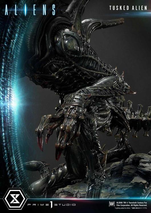 Aliens Premium Masterline Tusked Alien Statue Gallery Image 48
