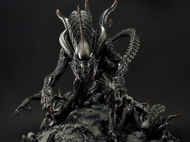 Aliens Premium Masterline Tusked Alien Statue Gallery Image 1