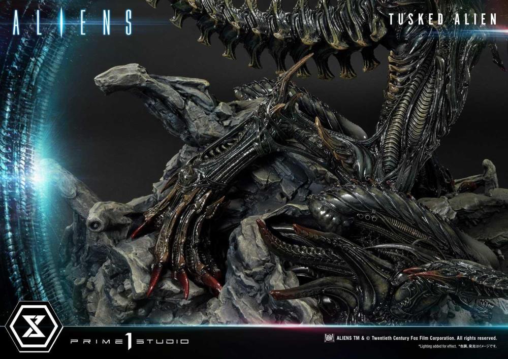 Aliens Premium Masterline Tusked Alien Statue Gallery Image 59