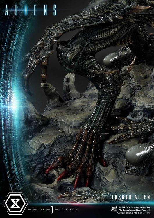 Aliens Premium Masterline Tusked Alien Statue Gallery Image 52