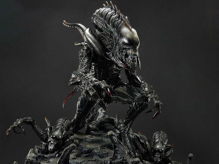 Aliens Premium Masterline Tusked Alien Limited Edition Statue (With Bonus) Gallery Image 1
