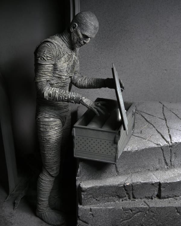 Universal Monsters Ultimate Mummy (Black & White) Figure Gallery Image 10