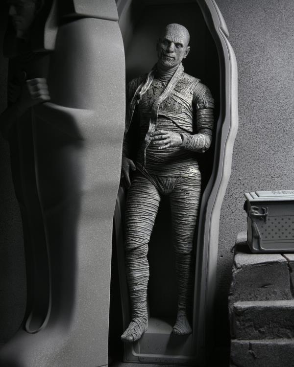 Universal Monsters Ultimate Mummy (Black & White) Figure Gallery Image 5