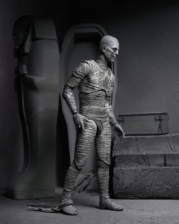 Universal Monsters Ultimate Mummy (Black & White) Figure Gallery Image 9