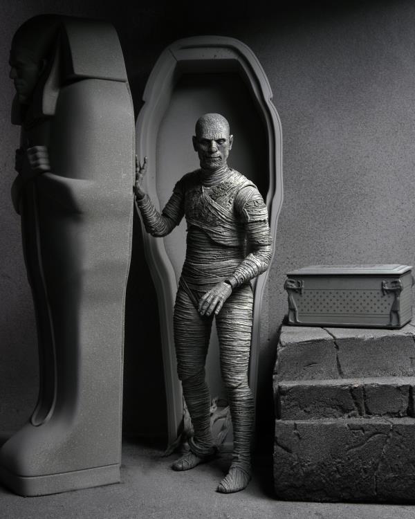 Universal Monsters Ultimate Mummy (Black & White) Figure Gallery Image 6