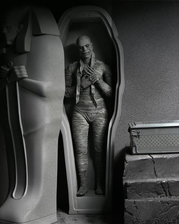 Universal Monsters Ultimate Mummy (Black & White) Figure Gallery Image 3