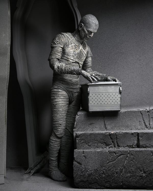 Universal Monsters Ultimate Mummy (Black & White) Figure Gallery Image 11