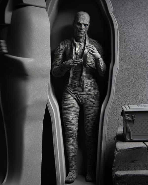 Universal Monsters Ultimate Mummy (Black & White) Figure Gallery Image 4