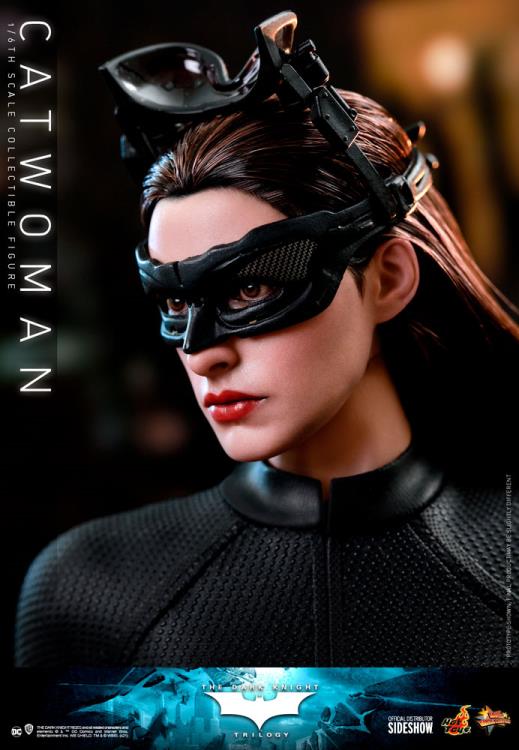 The Dark Knight Rises MMS627 Catwoman 1/6th Scale Collectible Figure Gallery Image 11