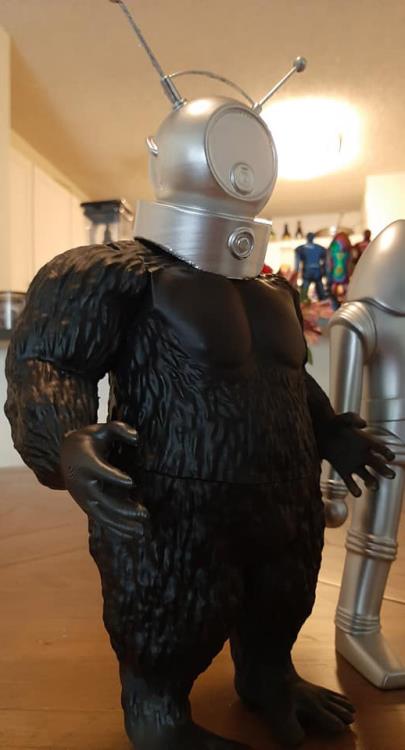 Robot Monster Ro-Man Deluxe 13-Inch Vinyl Figure Gallery Image 10