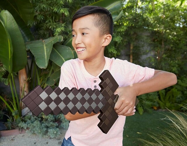 Minecraft Deluxe Netherite Role-Play Foam Sword Gallery Image 6
